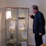 P. Vogel an der Cap-Arcona-Vitrine in der Alten Friedhofkapelle
