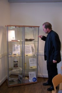 P. Vogel an der Cap-Arcona-Vitrine in der Alten Friedhofkapelle